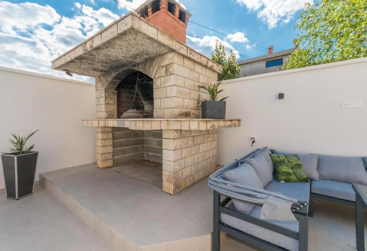 Apartment Pavla With Pool Zadar