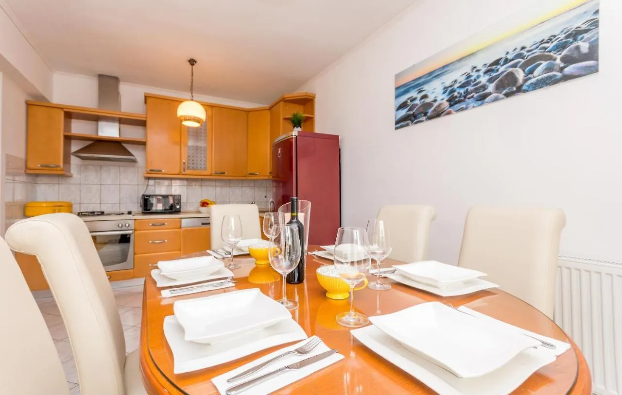 Apartment Pavla With Pool Zadar