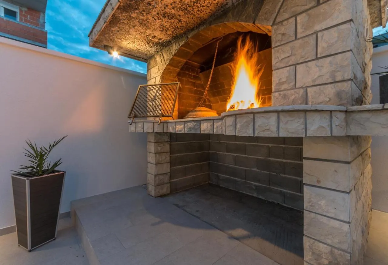 Apartment Pavla With Pool Zara